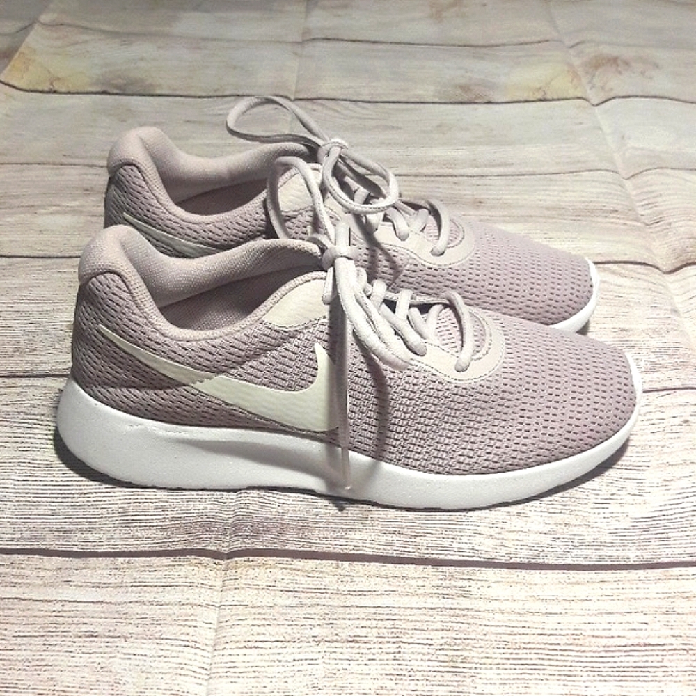 Women's Nike everyday comfort sneakers size 7 never worn